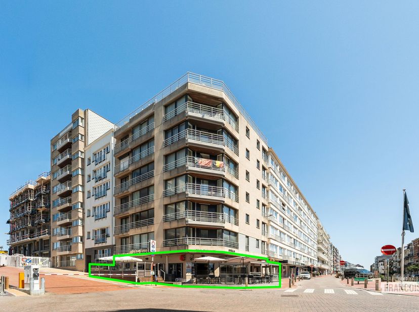 Op een uitstekende AA-locatie in Blankenberge, met een enorme visibiliteit en veel passage, bevindt zich dit veelzijdige handelspand met bovenliggend