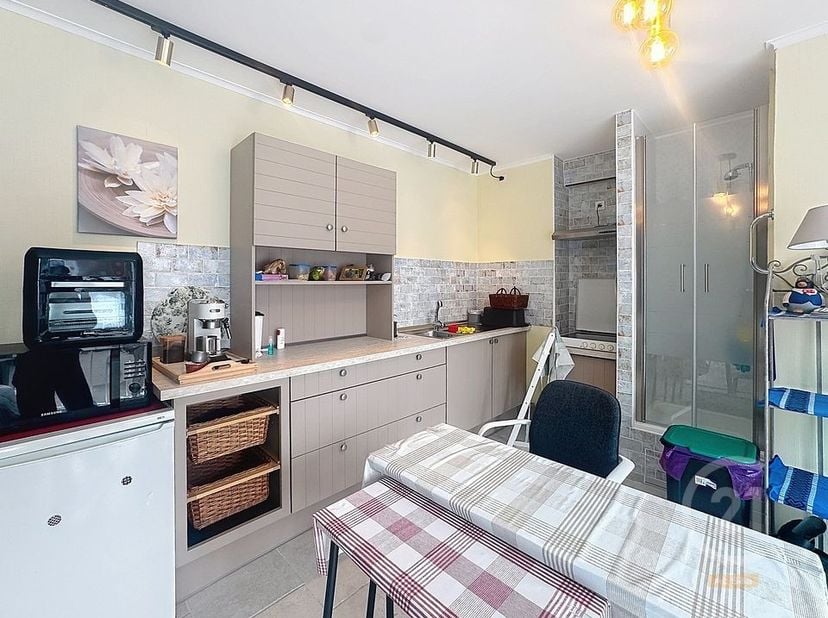 Deze verzorgde studio is ideaal gelegen in het hart van Westende-Bad, op wandelafstand van de zee, het strand en de winkels. Dankzij de grote raampart