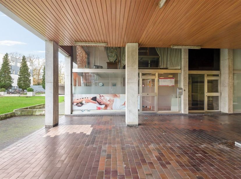 Top gelegen handelsgelijkvloers in het centrum van Turnhout<br />
Locatie:<br />
Het handelspand is top gelegen in het centrum van Turnhout. Een zeer