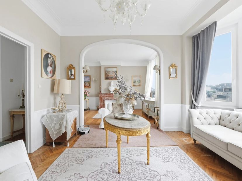 Victoire Junot vous propose, à proximité immédiate de la prestigieuse place Brugmann, ce lumineux appartement comprenant deux chambres et un bureau po