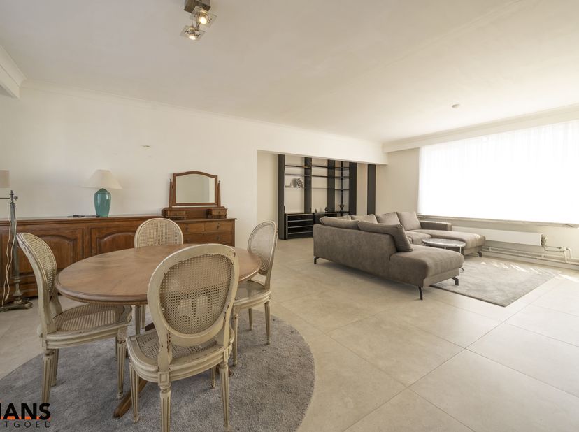 Gezellig, deels gerenoveerd appartement met ruim terras en garagebox.<br />
Dit appartement bevind zich op de bovenste verdieping van het gebouw.<br /