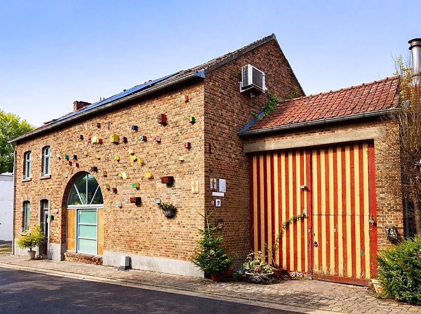 In het idyllische Heks, deelgemeente van Heers, bevindt zich deze uitzonderlijke voormalige hoeve die vandaag dienstdoet als charmante B&amp;amp;B. Een ei
