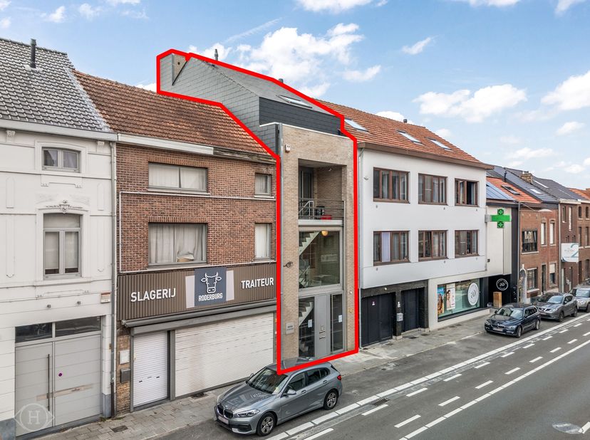 Op een strategische locatie in het hart van Heverlee staat dit architecturale gebouw (2010) met een hedendaagse uitstraling. Het pand omvat een kantoo