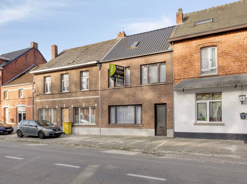 Deze op te frissen ruime gezinswoning is centraal doch rustig gelegen in het centrum van Meerhout, op wandelafstand van de markt, winkels, scholen, ho