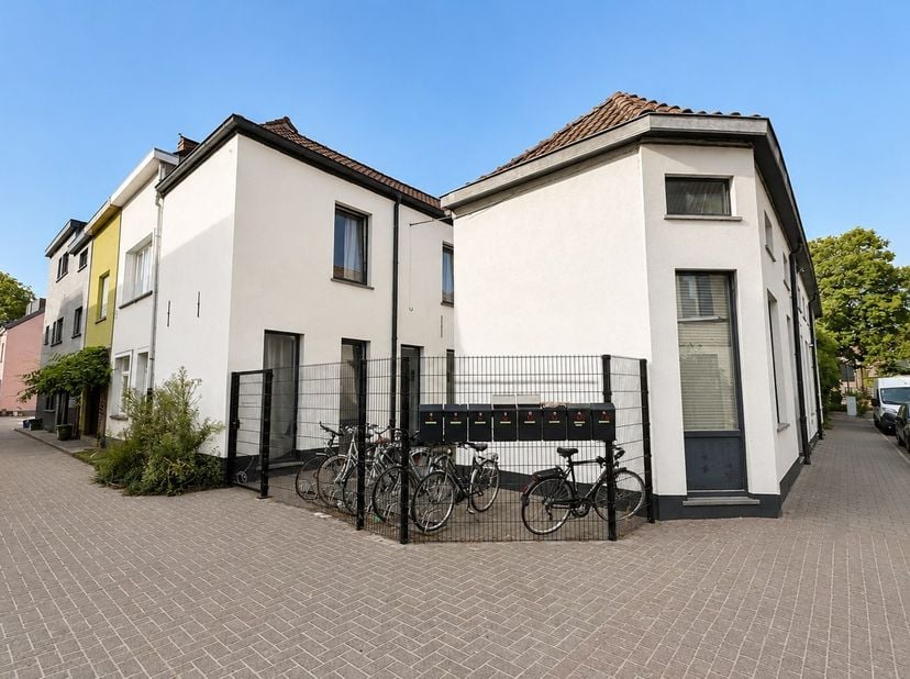 In de Notelaarstraat 6 en 8 bieden we twee afzonderlijke, volledig gemeubelde studentenstudio’s te koop aan. Ze liggen direct boven elkaar – één op he