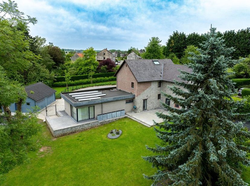 Située dans le magnifique petit village de Clavier, entre Liège et Marche-en-Famenne, cette splendide maison de village entièrement rénovée depuis son