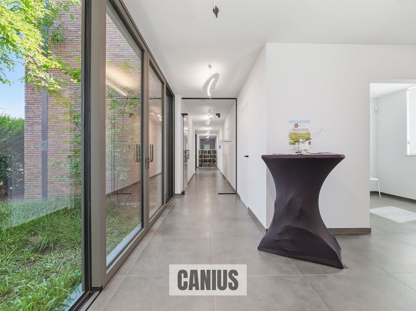 KANTOORGEBOUW MET PRAKTIJKRUIMTES OP TOPLOCATIE<br />
<br />
Dit vrijstaand gebouw vinden we terug in Sint-Agneshof te Sint-Truiden. Het betreft hie
