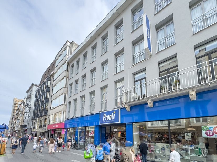Ruim tweeslaapkamerappartement (110 m² !) gelegen in de Kerkstraat van Blankenberge, op een boogscheut van de Zeedijk &amp; het strand. Het appartement is