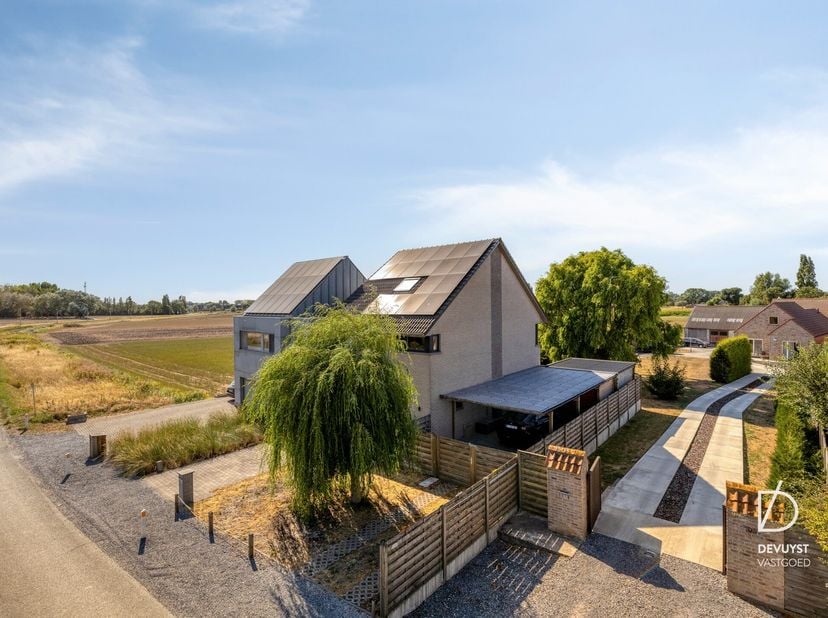 <br />
Ruimte, karakter en mogelijkheden&amp;nbsp;— drie woorden die deze bijzondere eigendom in Bredene perfect samenvatten.<br />
<br />
In een rustige