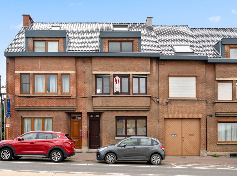 Bienvenue à Herent ! Cette charmante maison mitoyenne bénéficie d'un emplacement idéal, à quelques minutes de Louvain et à proximité immédiate de l'au