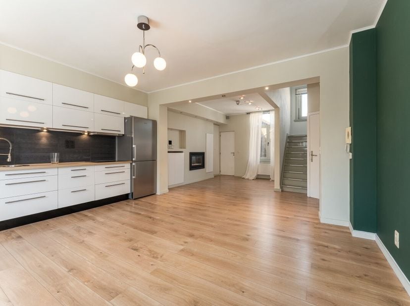 Te koop: karaktervolle gesloten opbrengsteigendom Deze woning bestaande uit 3 instapklare appartementen met een residentiële sfeer gecombineerd met ee