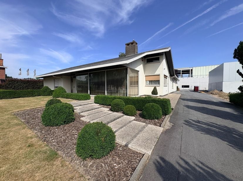 Sint-Eloois-Winken - maison spacieuse au rez-de-chaussée avec 4 chambres et double garage.Découvre cette maison spacieuse avec une aménagement pratiqu