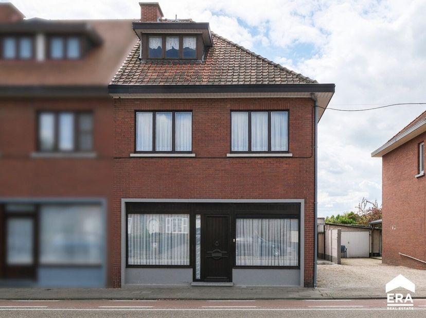 Centraal gelegen woning op wandelafstand van school, winkels en openbaar vervoer. Deze woning biedt tal van mogelijkheden voor wie op zoek is naar een
