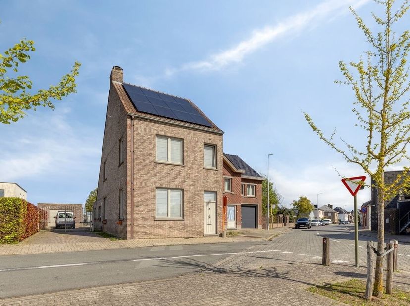 Goed onderhouden woning te Bevere.<br />
Op de gelijkvloerse verdieping omvat de woning een inkomhal, living, ruime leefkeuken, berging en douchekamer
