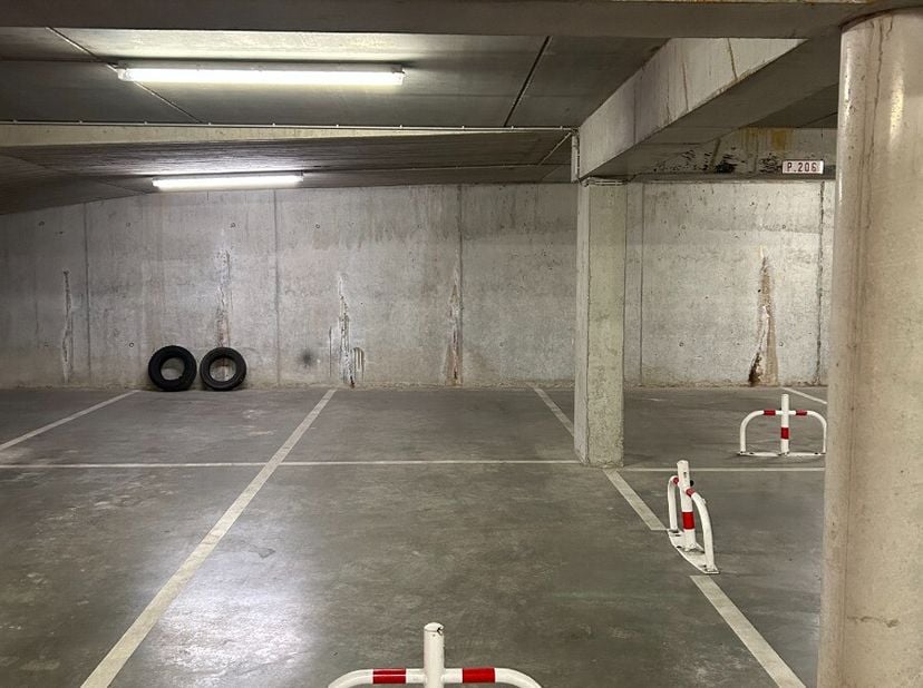 À vendre : Double place de parking à Nieuport Cette double place de parking est située au niveau -2 de la résidence Neoportus et est facilement access