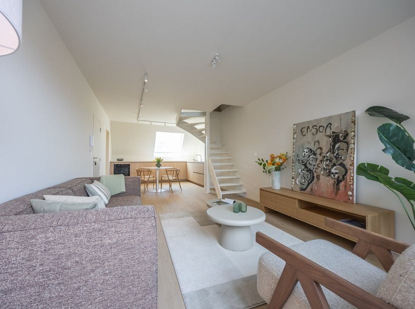 PRACHTIG DUPLEXAPPARTEMENT OP RUSTIGE LIGGING NABIJ HET DUINENKERKJE<br />
Gelegen in de Duinenhelmstraat 67, op een rustige en idyllische locatie vla