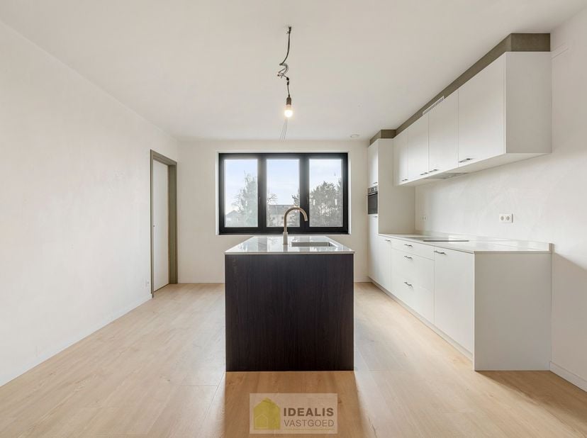 IDEALIS VASTGOED – NIEUWBOUW DUPLEX APPARTEMENT MET 2 SLAAPKAMERS, KELDERBERGING EN EEN ONDERGRONDSE AUTOSTANDPLAATS AAN 6% BTW!<br />
*Vermelde prijs