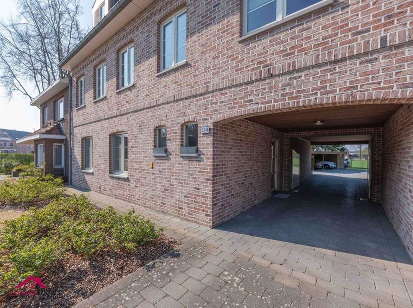 Residentie bestaande uit 3 appartementen met carport, berging en tuinzone. Interessante opbrengsteigendom!<br />
<br />
Troeven<br />
- Alle facili