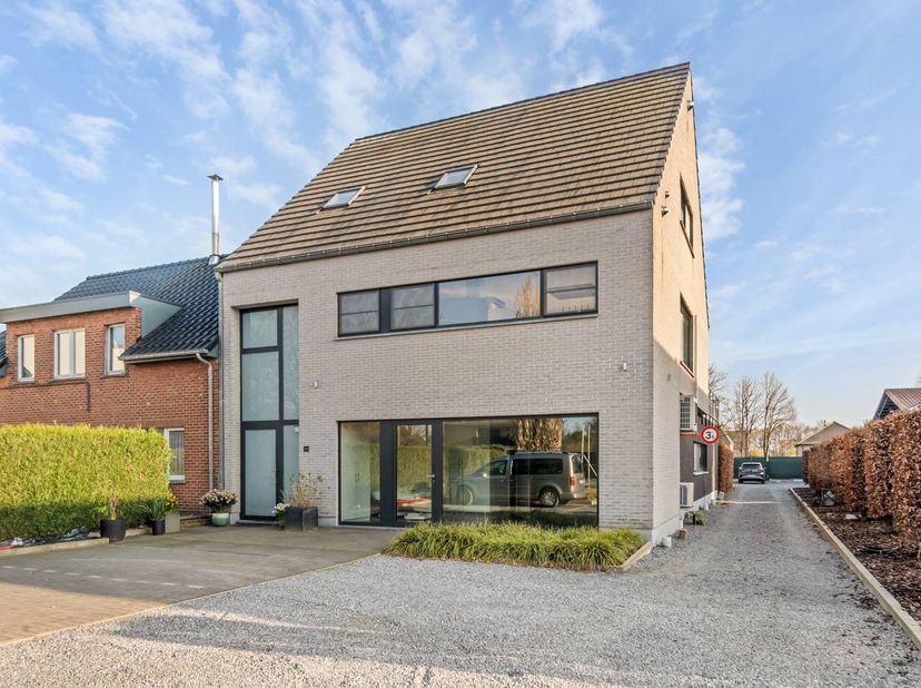 Op een uitzonderlijke locatie langs de Hasseltweg 285 in Genk bevindt zich dit ruim en verfijnd afgewerkt duplexappartement, waar comfort, energiezuin