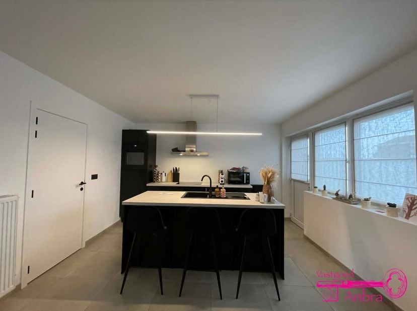 * Volledig gerenoveerde instapklare rijwoning met 3 slaapkamers<br />
* Gelegen in een rustige verkaveling Mandelwijk<br />
* Huisdieren NIET toegelat