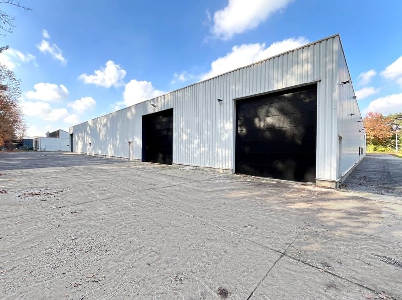 300m² magazijnruimte gelegen op het industrieterrein 'Stadsheide' (Hasselt), vlakbij de Corda Campus. Goede verbinding met zowel de E314 als de E313.&amp;