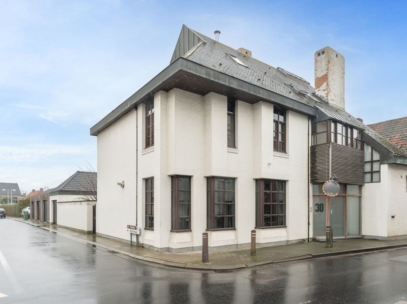 Op zoek naar een instapklare woning te koop in het centrum van Ruddervoorde? Deze recent volledig en kwalitatief gerenoveerde hoekwoning combineert ee