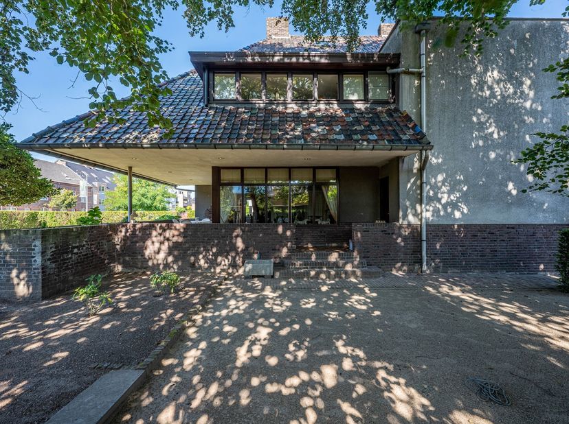 Interbellum villa “Zonnewende” &amp;nbsp;in centrum het van Bree met parktuin – erfgoed met ziel<br />
<br />
Midden in het bruisende hart van Bree, versc