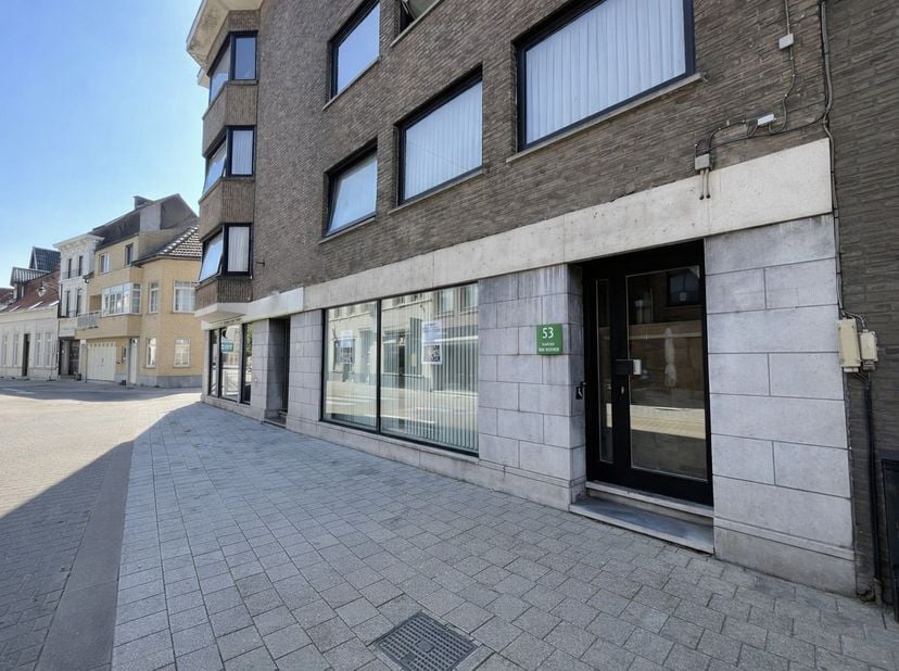 Gelegen op een uitermate commerciële ligging in de Marktstraat, het kloppend hart van Maldegem centrum waar tal van bloeiende handelszaken, kantoren e