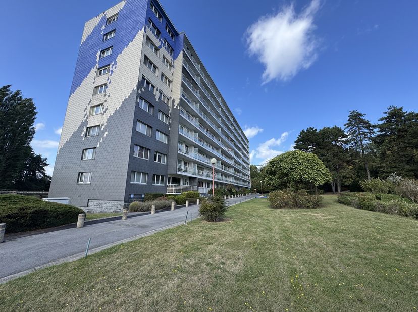 MONS, bien situé et proche des commerces se situe ce bel appartement 2 chambres. Il est composé d'une cuisine, de deux chambres, d'une buanderie, d'un