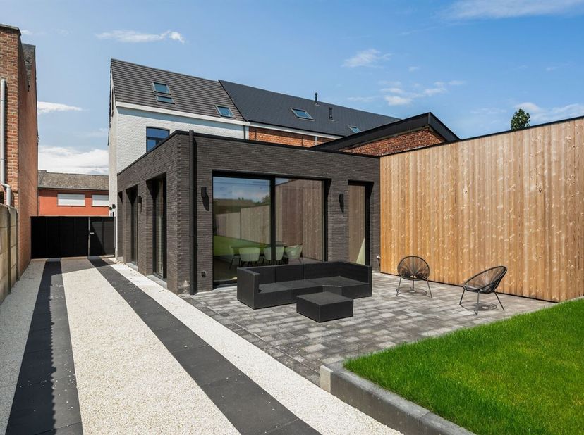 Volledig gerenoveerde, energiezuinige HOB-woning met ruime tuin<br />
Deze volledig gerenoveerde half-open bebouwing combineert hedendaags wooncomfort