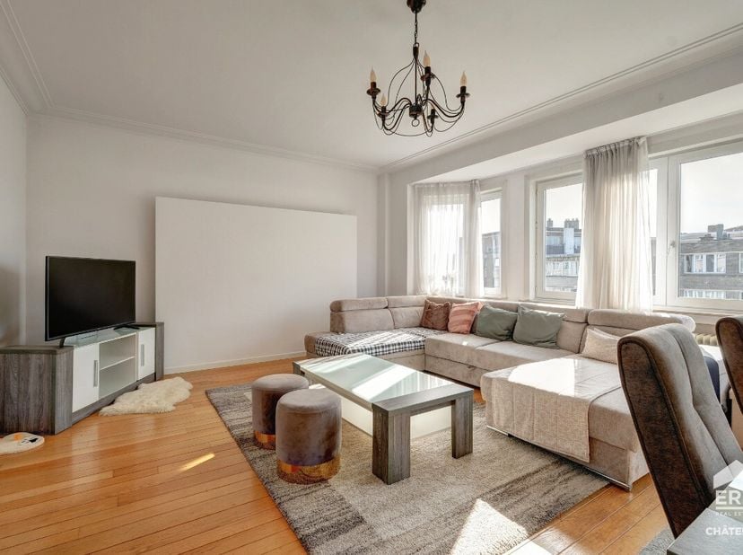 ERA CHÂTELAIN biedt u dit prachtige appartement van 93 m² aan, ideaal gelegen in Vorst, vlak bij Hoogte Honderd en de Molièrelaan.Het appartement bevi