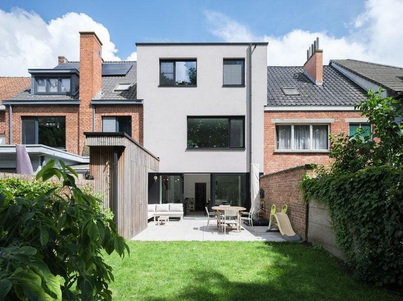 Karaktervol en uniek gerenoveerde gezinswoning (ca. 180 m²) met onder meer vier slaapkamers, twee badkamers en een aangename tuin op korte fietsafstan