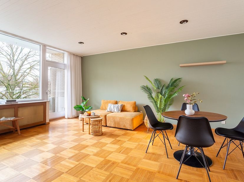 Dit ruime appartement grenst aan een park en bevindt zich op wandelafstand van openbaar vervoer, scholen, winkels en tal van groene zones. Bovendien g