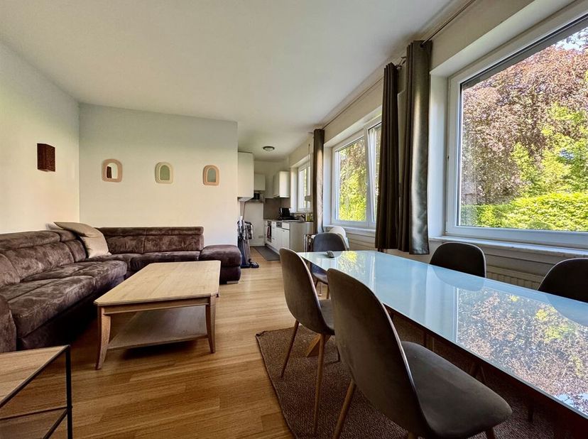 Situé Avenue Armand Huysmans 176 à Ixelles, à proximité immédiate du Bois de la Cambre et de toutes les facilités, ce charmant appartement meublé de ±