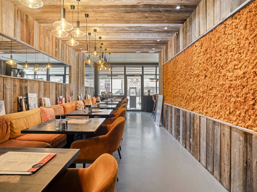 Vous recherchez un restaurant attrayant prêt à emménager sur l'une des places les plus populaires de Nieuport ? Le restaurant Tabl'o, situé sur l'embl