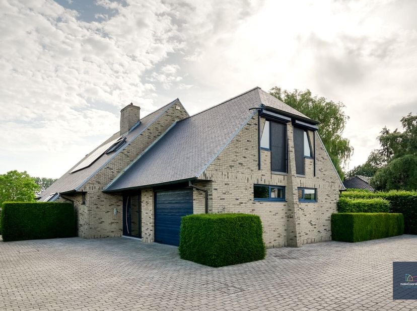 Inschrijven via ; www.makelaarshuys.be ;  Deze kwalitatief gebouwde villa uit 1996 combineert ruimte, comfort en een doordachte indeling op een uitzon