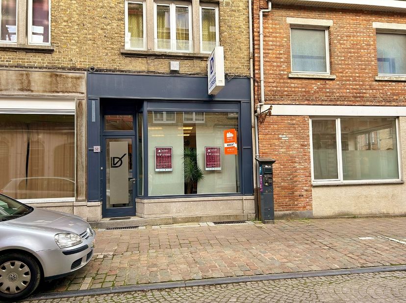 Dit handelspand is gelegen op wandelafstand van het station en andere faciliteiten en is als volgt ingedeeld: handelsruimte, kitchenette, bergruimte e