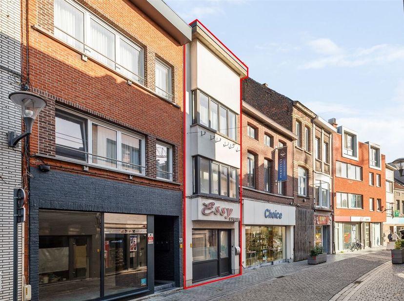 Ligging:<br />
De Blauwstraat 31 bevindt zich op een strategische locatie, dicht bij belangrijke voorzieningen zoals winkels, scholen, en het Gemeente