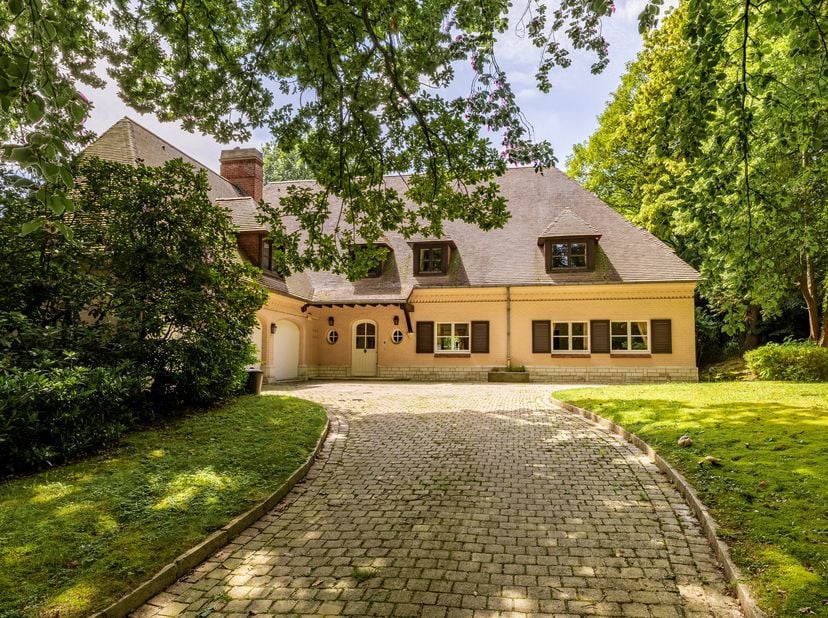 Vlak bij het Zoniënwoud en de golfbaan van Ravenstein, in de zeer gewilde wijk Les 4 Bras, prachtige klassieke villa uit 1979, die een opknapbeurt kan