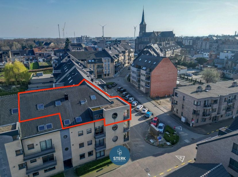 RIANTE DUPLEX MET 5 SLPKS, 2 BADKAMERS EN DUBBELE GARAGE IN CENTRUM LANAKEN !<br />
We vinden dit duplex-appartement met een bewoonbare oppervlakte va