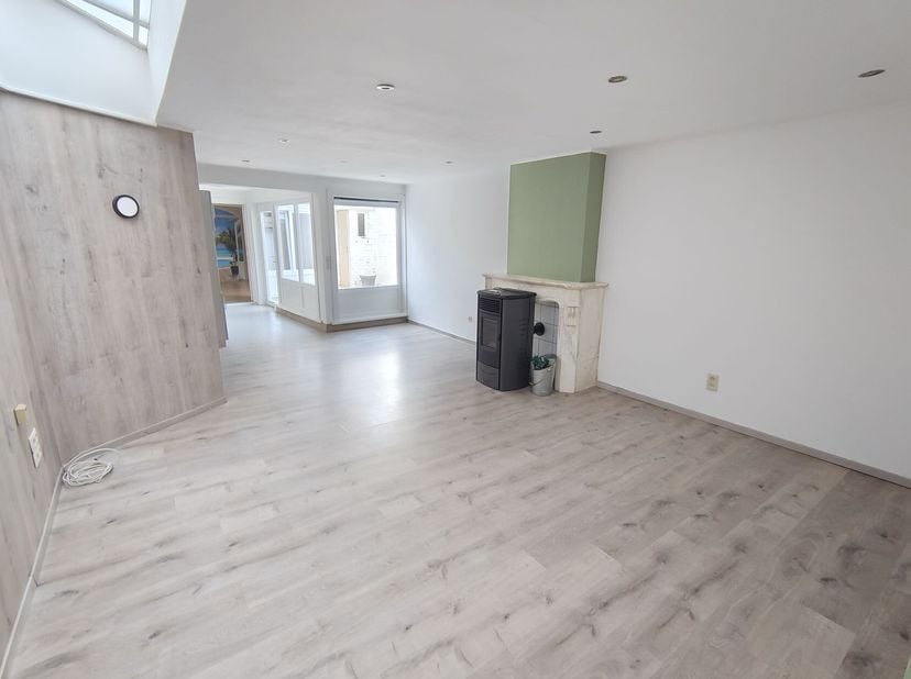 STER Immobiliën biedt u een gelijkvloers één slaapkamer huis gelegen in het centrum van Iddergem met een bewoonbare oppervlakte van 91 m². Deze woning