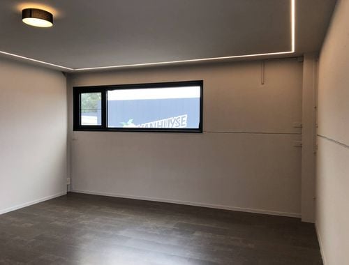                                         Bureaux à louer à Roeselare, € 425
