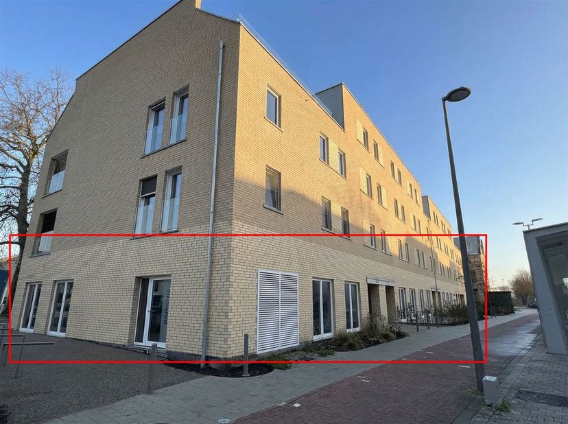 Nieuwbouwproject Sint-Helena te Sint-Gillis-Waas.<br />
Een polyvalente ruimte van maar liefst ca. 707 m2 op het gelijkvloers.<br />
Centraal gelege
