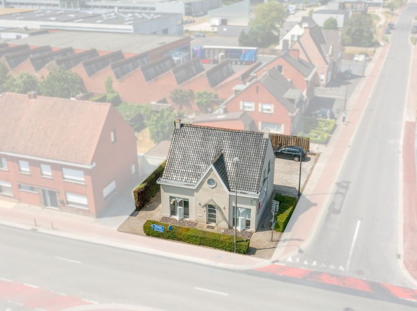 Op zoek naar een commercieel pand op een absolute toplocatie in Waregem?<br />
Dit ruime handelspand biedt tal van mogelijkheden voor wie zichtbaarhei