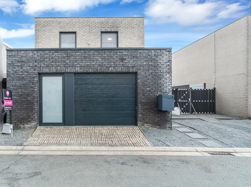 Sommige woningen voelen vanaf het eerste moment gewoon juist aan. Deze moderne vrijstaande woning combineert een doordachte indeling, kwalitatieve afw
