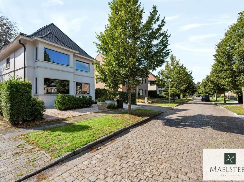 Huis te koop in Burggraaf de Nieulantlaan 20,
                    8200 Sint-Andries