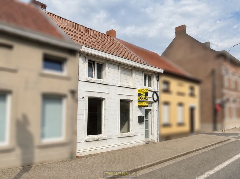 INSTAPKLARE STARTERSWONING op een GUNSTIGE LIGGING in het CENTRUM van Ronse, op WANDELAFSTAND van winkels, scholen, openbaar vervoer en alle dagelijks