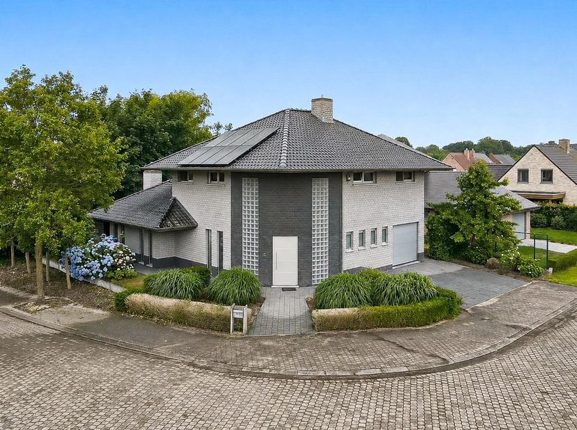 Op een rustige locatie in Koekelare bevindt zich deze verzorgde alleenstaande woning, gebouwd in 2006 op een perceel van 453 m². Met een bewoonbare op