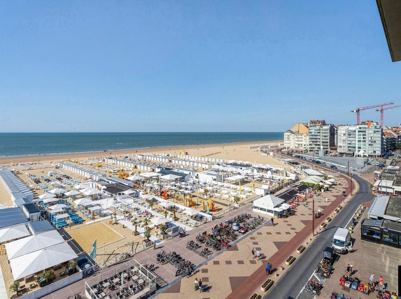 Mooi vernieuwd vakantieappartement met 2 slaapkamers met prachtig zeezicht op een topligging te Knokke aan het Albertstrand, tussen het Casino en het