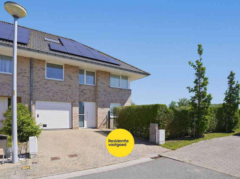 Energiezuinige woning met 5 slaapkamers en uniek panoramisch zicht te Sint-Joris op 457 m².<br />
Bent u op zoek naar een ruime, toekomstbestendige wo